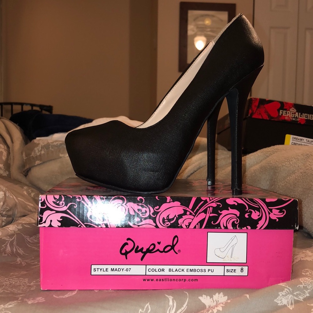 Black pumps